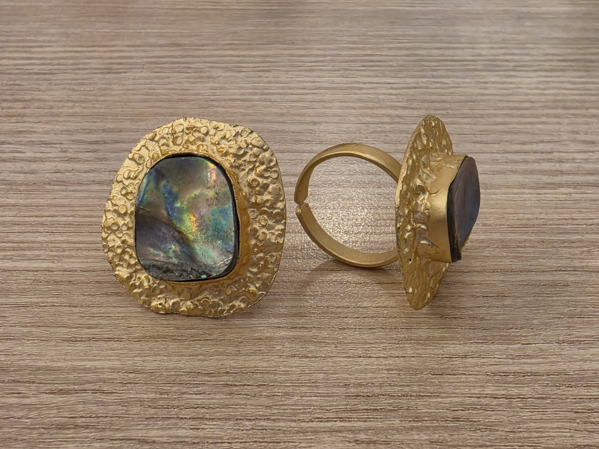 Gemajesty~ Gold & Shell Ring